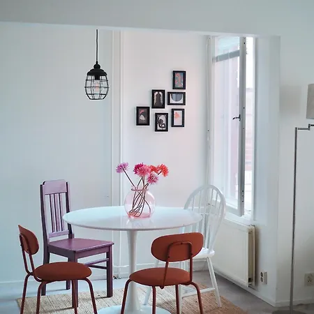 Cozy Two-room With Private Balcony Helsingfors
